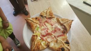 Pizza a stella con prosciutto cotto e mozzarella